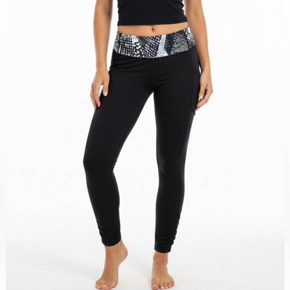 lululemon athletica Pants - Lululemon Sz 8 Speed Run Reflective Pocket Ruffle  Leggings Snake Print Black